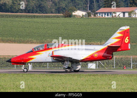 CASA C-101 Aviojet (serielle E25-86 - 79-32) des "BoerseBZ Aguila" die Bildung Kunstflugstaffel der spanischen Luft zwingen. Stockfoto