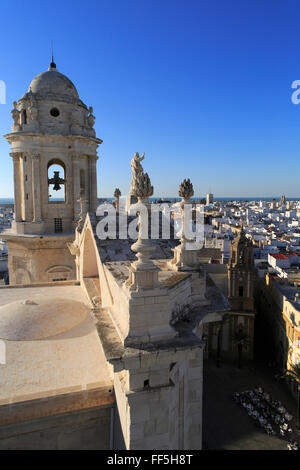 Dächer von Gebäuden im Barrio De La Vina, Blick nach Westen vom Dach der Kathedrale, Cadiz, Spanien Stockfoto