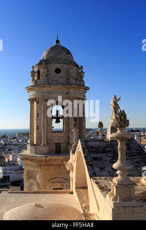 Kathedrale Glockenturm, Blick nach Westen über Barrio De La Vina, Cadiz, Spanien Stockfoto