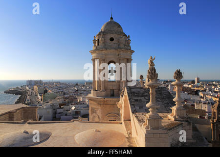 Dächer von Gebäuden im Barrio De La Vina, Blick nach Westen vom Dach der Kathedrale, Cadiz, Spanien Stockfoto