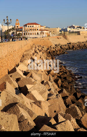 Küsten Blick östlich von Rock Rüstung Küstenschutz in der Nähe von Stadtzentrum, Cadiz, Spanien Stockfoto