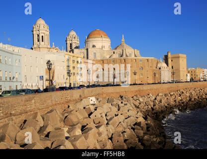 Küsten Blick östlich von Rock Rüstung Küstenschutz und Kathedrale, Cadiz, Spanien Stockfoto