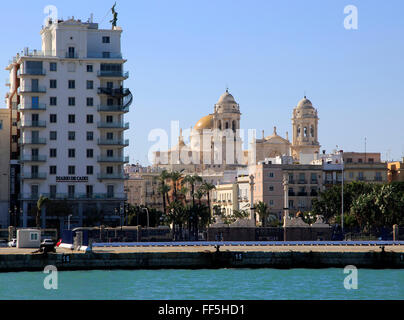 Gebäude der Stadt-Zentrum und Kathedrale Kirchengebäude, Cadiz, Spanien aus dem Meer gesehen Stockfoto