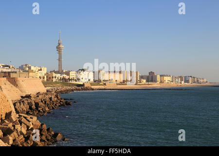 Küsten Blick östlich von Rock Rüstung Küstenschutz in der Nähe von Stadtzentrum, Cadiz, Spanien Stockfoto