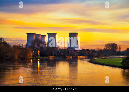 Willington, Derbyshire, UK, 11. Februar 2016. UK Wetter: Sonnenaufgang über die überschwemmten Felder & geschwollenen Fluss Trent. Viele Menschen in Derbyshire live in hochwassergefährdeten Gebieten. Hochwasser hat Gebiete abseits der natürlichen Überschwemmungsgebiet betroffen. Intensive und lange Stürme haben die Kapazität der örtlichen Kanalisation überschreiten und gesättigten Boden und viele mehr Häuser, Geschäfte und Menschen in Gefahr von Oberflächenwasser, Grundwasser und Fließgewässer Hochwasser. Stockfoto