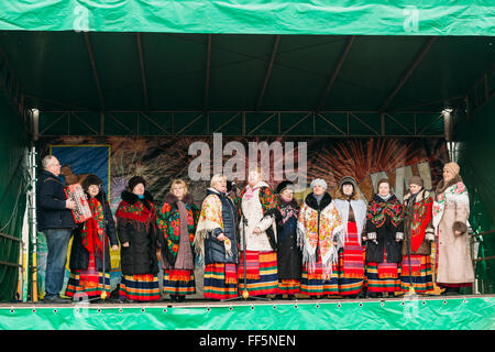 GOMEL, Weißrussland - 21. Februar 2014: Unbekannte Frauengruppe in nationale Kleidung zur Feier der Masleniza - traditionelle russische h Stockfoto