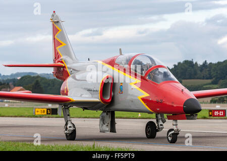 CASA C-101 Aviojet (serielle E25-08 - 79-08) von "BoerseBZ Aguila" die Bildung Kunstflugstaffel der spanischen Luft zwingen. Stockfoto