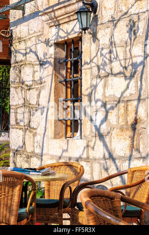 Altmodische Café-Terrasse in der Altstadt Stockfoto