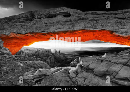 Sonnenaufgang am Mesa Arch im Canyonlands. Vintage Verarbeitung: rot auf schwarz und weiß Stockfoto