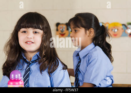 Asien; Asiatisch; Asiaten; Klassenzimmer-Szene; Klassenzimmer Szenen; Kleidung; Farbbild; Farben-Bild Stockfoto