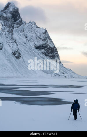 Fotograf ein Foto Fotografie Fotos von gefrorenen Meere und Berge bei Vestrahorn Berge, Johannesburg, Stokksnes, South Island im Januar Stockfoto