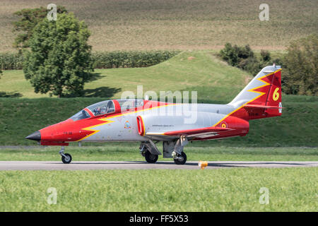 CASA C-101 Aviojet (serielle E25-86 - 79-32) des "BoerseBZ Aguila" die Bildung Kunstflugstaffel der spanischen Luft zwingen. Stockfoto