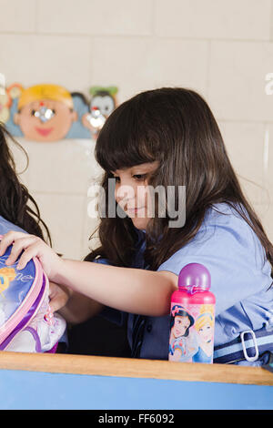 Klassenzimmer Szene Klassenzimmer Szenen Klassenräume Farben Bild kreative Idee Hand Taschen Handtaschen menschliche Menschen Indien indische Indianer Stockfoto
