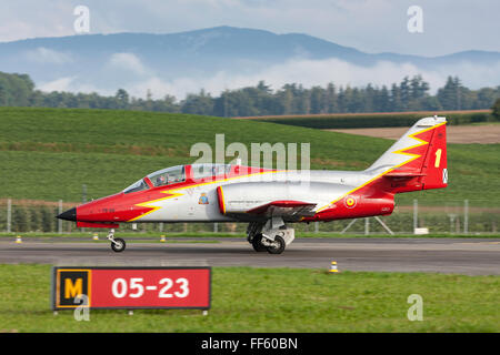 CASA C-101 Aviojet (serielle E25-08 - 79-08) von "BoerseBZ Aguila" die Bildung Kunstflugstaffel der spanischen Luft zwingen. Stockfoto