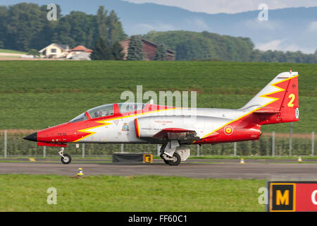 CASA C-101 Aviojet (serielle E25-22 - 79-22) der "BoerseBZ Aguila" die Bildung Kunstflugstaffel der spanischen Luft zwingen. Stockfoto