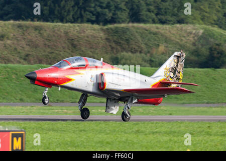 CASA C-101 Aviojet (serielle E25-87 - 79-29) von "BoerseBZ Aguila" die Bildung Kunstflugstaffel der spanischen Luft zwingen. Stockfoto