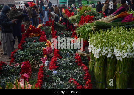 Blume Käufer Herde auf dem Display von frischen Rosen und Girlanden in einem großen Blumenmarkt der Großhandel für den bevorstehenden Valentinstag. Auch bekannt als Valentinstag oder das Fest des Heiligen Valentin Valentinstag ist am 14. Februar jedes Jahr begangen. Es ist in vielen Ländern auf der ganzen Welt gefeiert, obwohl es kein gesetzlicher Feiertag ist. (Foto von Rana Sajid Hussain / Pacific Press) Stockfoto