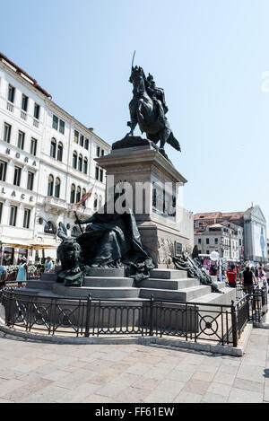 Das 1887 bronzene Reiterdenkmal von Víctor Manuel II de Venecia (König Victor Emmanuel II von Venedig) auf der Riva Degli Schiavo Stockfoto