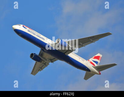 British Airways Boeing 767-300 G-BZHB ausgehend von London Heathrow Airport, Großbritannien Stockfoto