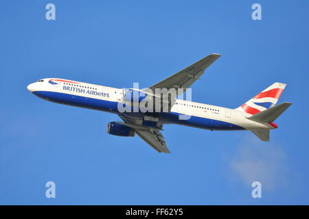 British Airways Boeing 767-300 G-BNWY ausgehend von London Heathrow Airport, Großbritannien Stockfoto