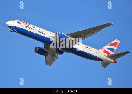 British Airways Boeing 767-300 G-BNWY ausgehend von London Heathrow Airport, Großbritannien Stockfoto