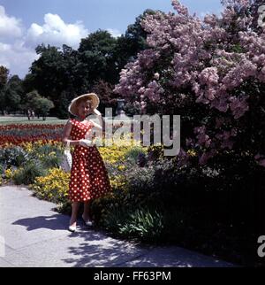 Mode, 50er Jahre, Damenmode, Frau im Sommerkleid, Zusatzrechte-Sonderangebote-nicht verfügbar Stockfoto