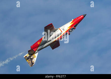 CASA C-101 Aviojet (serielle E25-87 - 79-29) von "BoerseBZ Aguila" die Bildung Kunstflugstaffel der spanischen Luft zwingen. Stockfoto