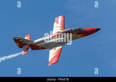 CASA C-101 Aviojet (serielle E25-86 - 79-32) des "BoerseBZ Aguila" die Bildung Kunstflugstaffel der spanischen Luft zwingen. Stockfoto