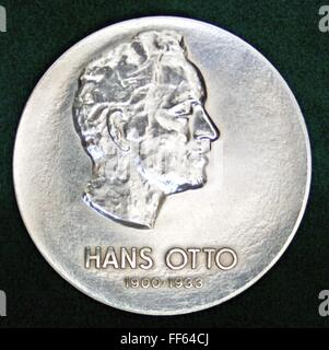 Verzierungen, DDR, Hans-Otto-Medaille, Silber (versus), DDR-Staatsmedaille für besondere Verdienste, Zusatzrechte-Clearences-nicht erhältlich Stockfoto