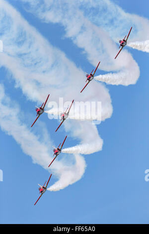 Patrulla Aguila Bildung Kunstflugstaffel der spanischen Luftwaffe Durchführung in ihrer CASA C-101 Aviojet Flugzeuge. Stockfoto