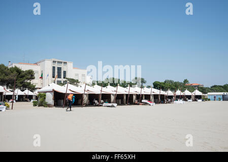 Der lange Sandstrand mit Chalets gegenüber vom Palazzo del Cinema del Lido di Venezia am Lungomare Guglielmo Marconi, Lido di V Stockfoto