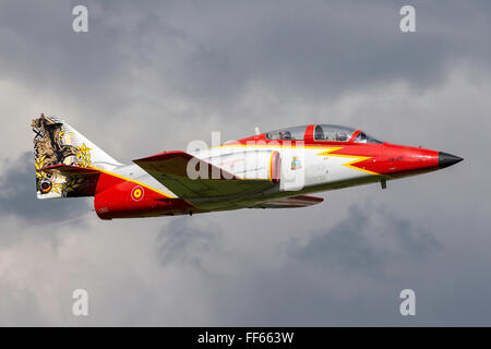 CASA C-101 Aviojet (serielle E25-87 - 79-29) von "BoerseBZ Aguila" die Bildung Kunstflugstaffel der spanischen Luft zwingen. Stockfoto