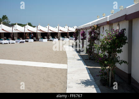 Der lange Sandstrand mit Chalets gegenüber vom Palazzo del Cinema del Lido di Venezia am Lungomare Guglielmo Marconi, Lido di V Stockfoto