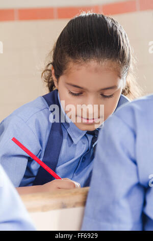 Asien Asien Asiaten Klassenzimmer Szene Klassenzimmer Szenen Closeup Kleidung Kleidung Konzentrat konzentriert sich kreative Idee Kopf und Stockfoto