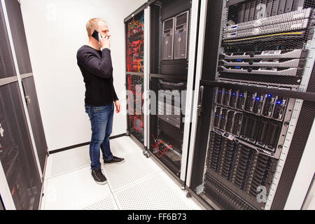 Es Berater arbeiten in großen Rechenzentren Stockfoto