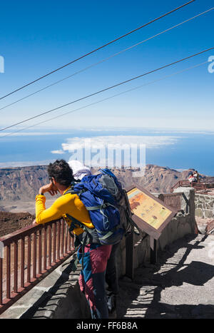 Blick auf Teide Nationalpark und Krater von der Bergstation der Seilbahn (Teleferico) 3,555 m. Teneriffa, Kanarische Inseln. Stockfoto