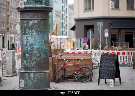 Berlin, Deutschland. 10. Februar 2016. Ein Blick auf das Litfass-Denkmal in Berlin, Deutschland, 10. Februar 2016. Ernst Litfass, Erfinder der Litfass Litfasssäule würde 200 am 11. Februar 2016 geworden. Foto: Klaus-Dietmar Gabbert/Dpa/Alamy Live News Stockfoto