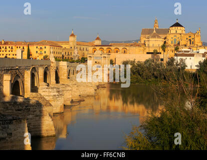 Römische Brücke über Fluss Rio Guadalquivir führt zu die Kathedrale Gebäude, Cordoba, Spanien Stockfoto