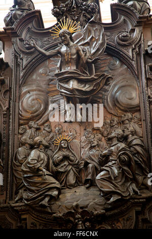 Fein geschnitzten Mahagoni Holzarbeiten im Dom Chorgestühl von Pedro Duque Cornejo, Cordoba, Spanien Stockfoto