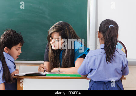 30 der 30er Jahre 3-5 Personen Erwachsene Womans Erwachsenen Womens Asien Asiatische Asiaten Black Board schwarz Boards Tafeln Casual Kleidung Freizeitkleidung Stockfoto