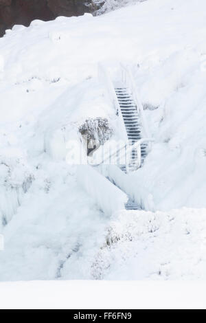 Gefroren, Schritte und Eiszapfen am Seljalandsfoss Wasserfall erstellen Winter Wonderland, Island im Januar Stockfoto