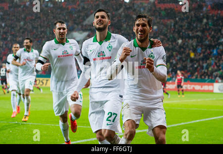 LEverkusen, Deutschland. 9. Februar 2016. Bremer Santiago Garcia (r), Florian Grillitsch (c) und Levin Oztunali (l) feiern während der DFB-Pokal-Viertelfinale-Fußballspiel Bayer Leverkusen gegen Werder Bremen in LEverkusen, Deutschland, 9. Februar 2016. Foto: Guido Kirchner/Dpa/Alamy Live News Stockfoto