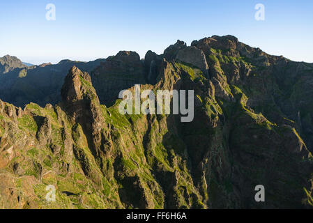 Spektakuläre Wanderung trail führt auf Felsvorsprüngen und Tunnel im Berg Pico Torres durch die zerklüfteten Mittelgebirge von Madeira gesehen von Pico do Arieiro Stockfoto