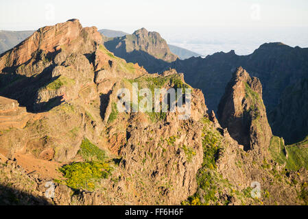 Spektakuläres Panorama Aussichtspunkt Miradouro Minho da Manta in der zerklüfteten Berge der zentrale Madeira bei Sonnenaufgang gesehen vom Pico do Arieiro Stockfoto