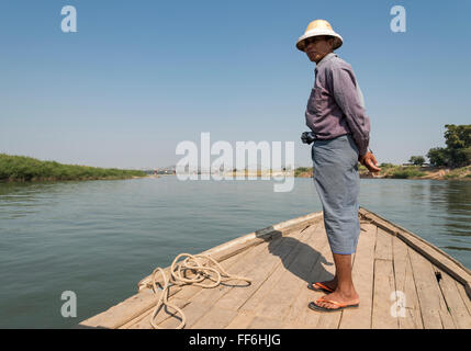 Bootsmann auf Inwa ferry mit Irrawaddy Brücken im Hintergrund, Birma (Myanmar) Stockfoto