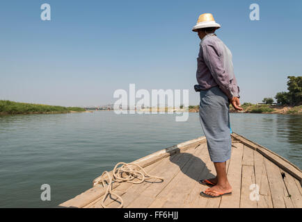 Bootsmann auf Inwa ferry mit Irrawaddy Brücken im Hintergrund, Birma (Myanmar) Stockfoto