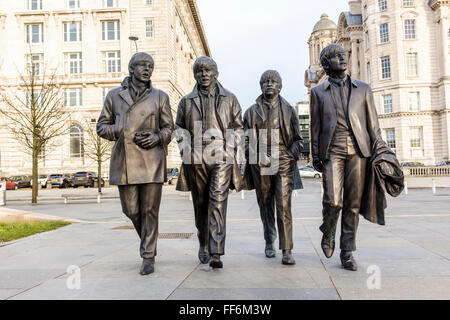 Die Beatles Statuen auf dem Molenkopf in Liverpool, Großbritannien mit der Royal LIver Building im Hintergrund Stockfoto