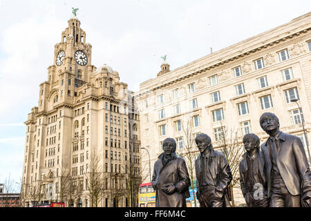 Die Beatles Statuen auf dem Molenkopf in Liverpool, Großbritannien mit der Royal LIver Building im Hintergrund Stockfoto