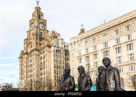 Die Beatles Statuen auf dem Molenkopf in Liverpool, Großbritannien mit der Royal LIver Building im Hintergrund Stockfoto