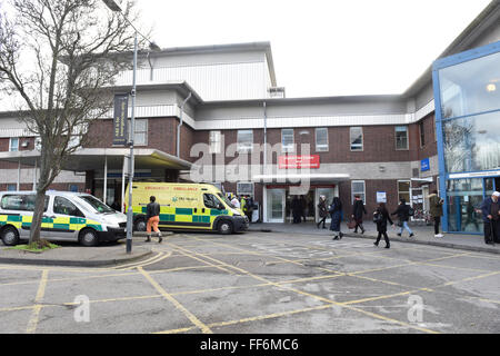 London, UK. 10. Februar 2016. Ärzte in der Ausbildung auf eine 24-Stunden-Streik außerhalb Newham University Hospital in East London. Bildnachweis: ZEN Fotografie / Alamy Live News Stockfoto